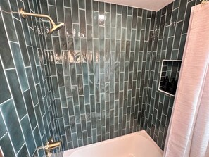 Ducha, secador de pelo, toallas, jabón