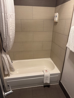 Séchoir à cheveux, serviettes fournies, savon, papier de toilette