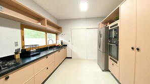 Geladeira, micro-ondas, fogão, cooktop