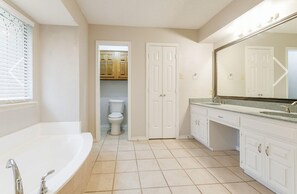 Bathroom - 3-bedroom house in fantastic DeSoto with AC, WiFi (DeSoto)