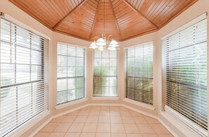 Interior - 3-bedroom house in fantastic DeSoto with AC, WiFi (DeSoto)