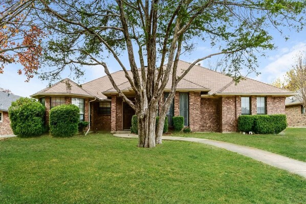 Exterior - 3-bedroom house in fantastic DeSoto with AC, WiFi (DeSoto)