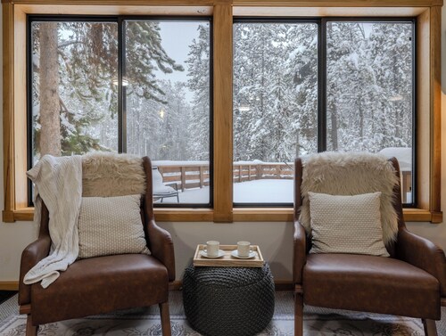 NEW Island Park Cabin w/ Trail Access & TRL Parking. 20 min to West Yellowstone