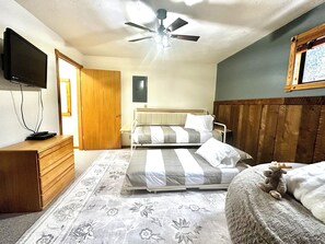 3 bedrooms, desk, iron/ironing board, travel crib - NEW Entire Cabin 3 beds 2 Baths in Island Park. 23 Miles to West Yellowstone (Island Park)