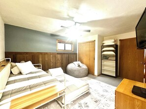 3 bedrooms, desk, iron/ironing board, travel crib - NEW Entire Cabin 3 beds 2 Baths in Island Park. 23 Miles to West Yellowstone (Island Park)