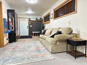 TV, fireplace, DVD player, books - NEW Entire Cabin 3 beds 2 Baths in Island Park. 23 Miles to West Yellowstone (Island Park)
