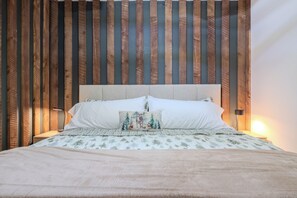 3 bedrooms, desk, iron/ironing board, travel cot - NEW Island Park Cabin w/ Trail Access & TRL Parking. 20 min to West Yellowstone (Island Park)