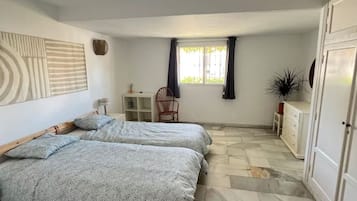 2 habitaciones, tabla de planchar con plancha, wifi y ropa de cama