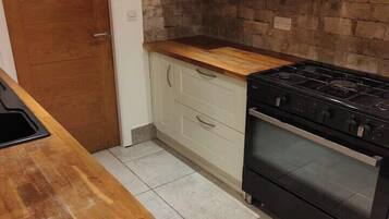 Frigorífico, horno, placa de cocina y lavavajillas