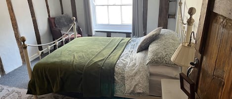 1 dormitorio, tabla de planchar con plancha, wifi y ropa de cama