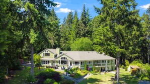 A large, single-story house with a covered porch and a well-maintained lawn. - Evergreen View Retreat Sleeping up to 16 (Poulsbo)