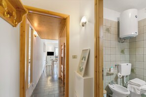 Douche, sĂšche-cheveux, bidet, serviettes fournies