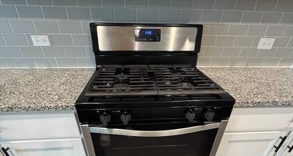 Charming 4-bedroom house in delightful Manor with AC, WiFi