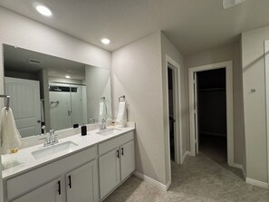 シャワー、タオル、石鹸、トイレットペーパー