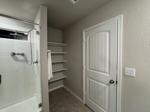 Shower, towels, soap, toilet paper - Charming 4-bedroom house in delightful Manor with AC, WiFi (Manor)