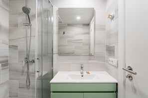 Dusche, Haartrockner, Handtücher