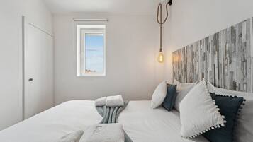 3 bedrooms, iron/ironing board, internet, bed sheets