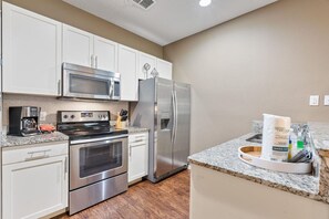 Fridge, microwave, oven, stovetop - Cozy 3BDR House near Disney (Kissimmee)