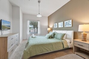 3 chambres, bureau, fer et planche à repasser, lit parapluie