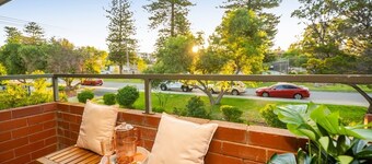 Cozy 1-Bed Apartment in Mosman Park with Ocean Views and Modern Décor