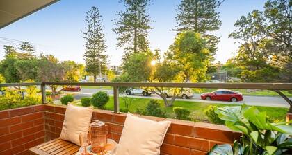 Cozy 1-Bed Apartment in Mosman Park with Ocean Views and Modern Décor