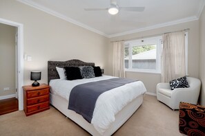 3 bedrooms, iron/ironing board, WiFi, bed sheets - Coastal Hideaway; a cosy 3BR home ideal for relaxing retreats or family gatherings (Mosman Park)