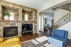 Smart TV, fireplace, books, music library - Mountain View Desert Retreat with 5 Bedrooms! Heated Saltwater Pool - Estrella (Goodyear)