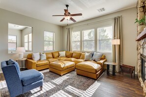 Smart TV, chimenea, libros y biblioteca musical 