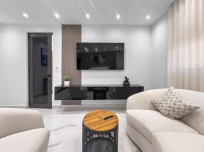 Smart TV - Hyde Park #6 | Couples Retreat Apt W/ Jacuzzi (San Juan)