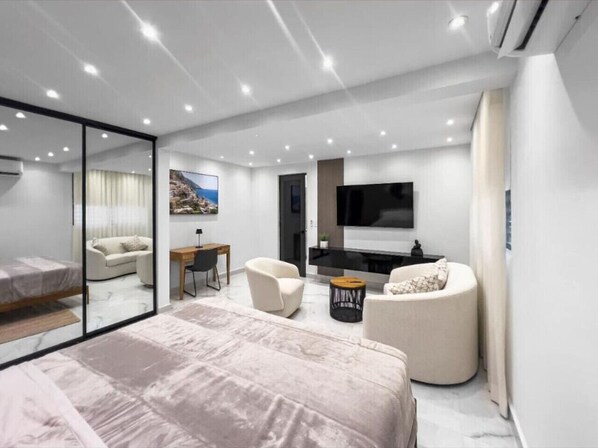 Desk, travel crib, free WiFi, bed sheets