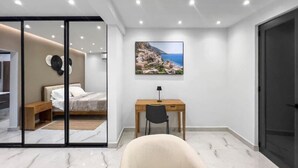 Ein modernes Schlafzimmer mit Bett, Schreibtisch und Stuhl.