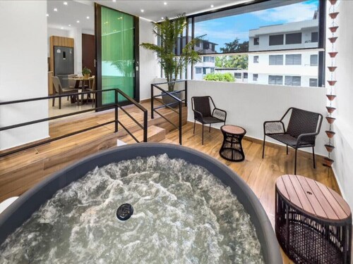 Hyde Park #6 | Couples Retreat Apt W/ Jacuzzi