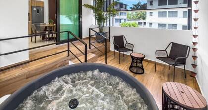 Hyde Park #6 | Couples Retreat Apt W/ Jacuzzi