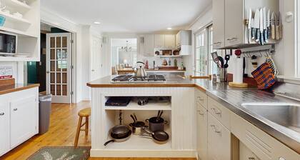 Spacious village house, dog-friendly, patio, fireplace, a/c, air hockey, w/d