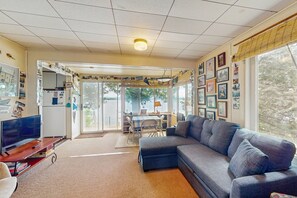 TV - Dog-friendly, guest house on Lake Champlain, views, lakefront, bbq, deck, wifi (North Hero)