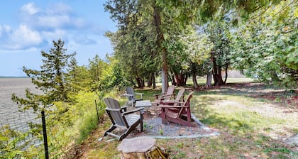 Dog-friendly, guest house on Lake Champlain, views, lakefront, bbq, deck, wifi