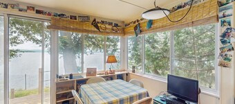 Dog-friendly, guest house on Lake Champlain, views, lakefront, bbq, deck, wifi