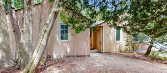 Dog-friendly, guest house on Lake Champlain, views, lakefront, bbq, deck, wifi