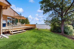 Outdoor dining - Dog-friendly, house & guest house on Lake Champlain, views, lakefront, bbq (North Hero)
