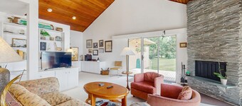 Dog-friendly, house & guest house on Lake Champlain, views, lakefront, bbq