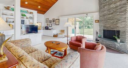 Dog-friendly, house & guest house on Lake Champlain, views, lakefront, bbq