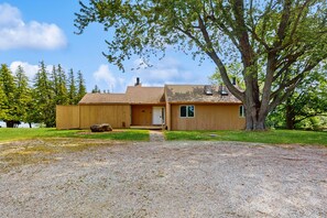 Exterior - Dog-friendly, house & guest house on Lake Champlain, views, lakefront, bbq (North Hero)