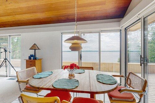 Dog-friendly, house & guest house on Lake Champlain, views, lakefront, bbq