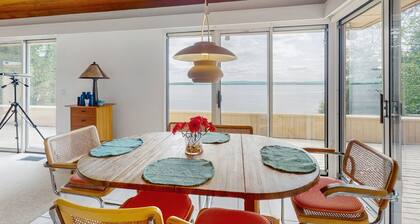 Dog-friendly, house & guest house on Lake Champlain, views, lakefront, bbq