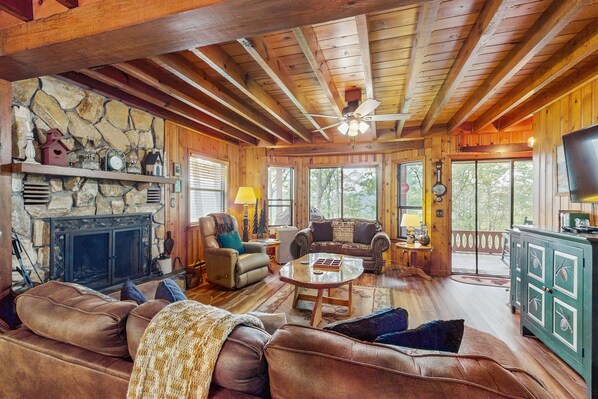 Een televisie, een dvd-speler, tafelvoetbal en boeken