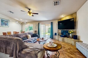 Fernseher, Kamin, DVD-Player