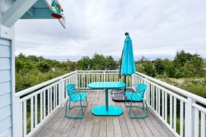 Outdoor dining - Relaxing Ocean-View Retreat on the Sunny Side of Whidbey Island (Coupeville)