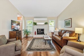 TV connectée, livres, espaces bureaux