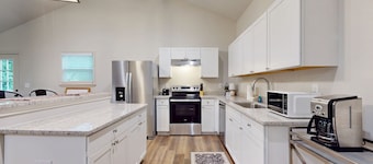 Dog friendly private mountain cottage with large outdoor deck