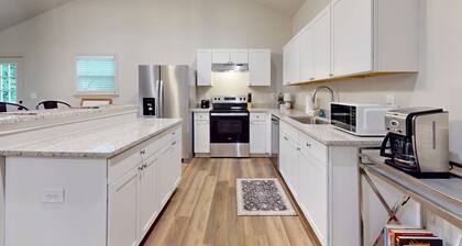 Dog friendly private mountain cottage with large outdoor deck